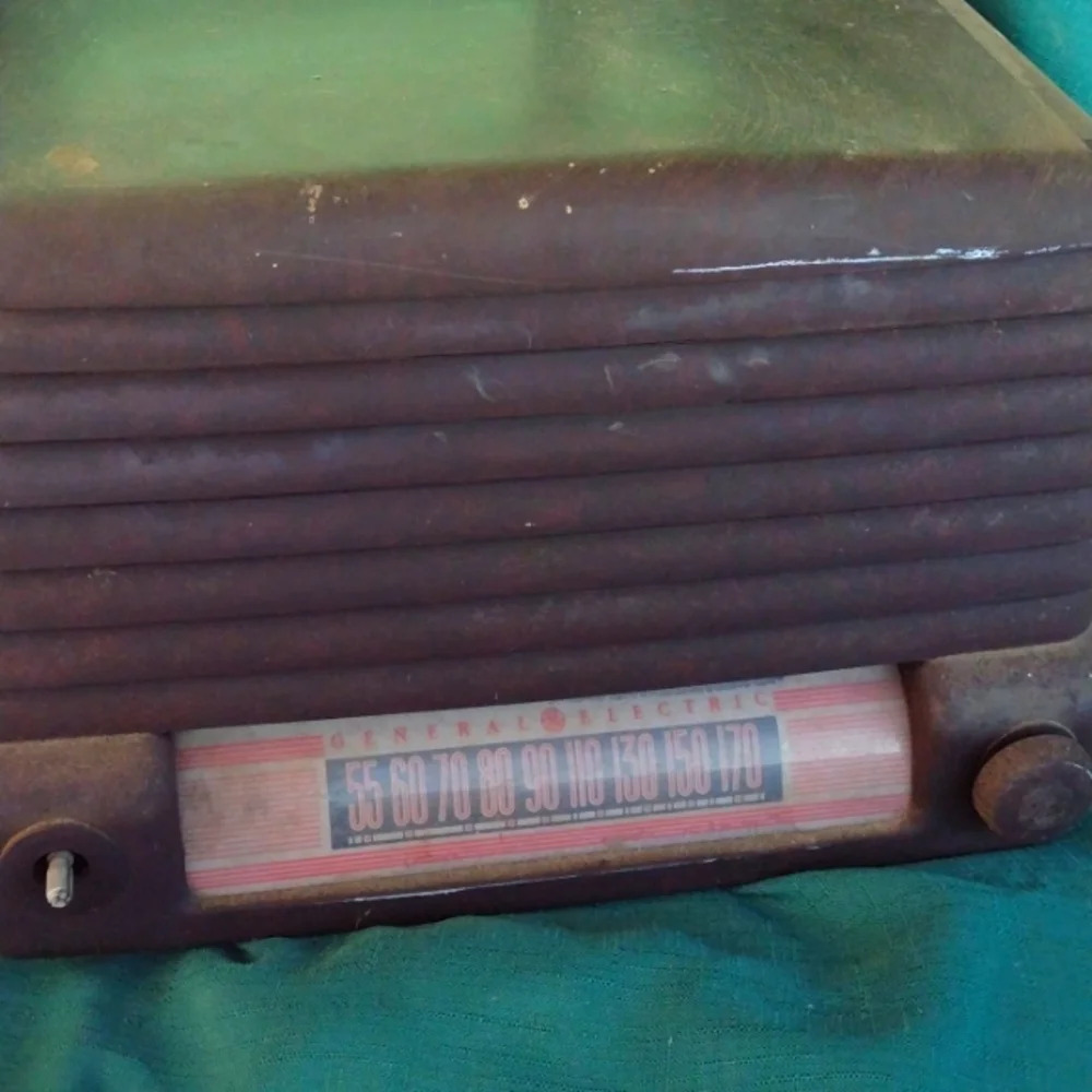 1948 Iconic GE Tube Radio Dark Brown Bakelite